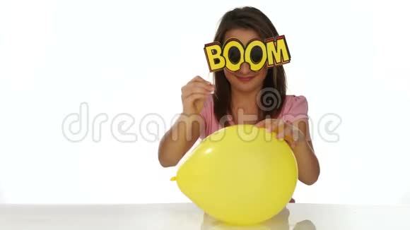 准备炸开派对气球的小女孩视频的预览图