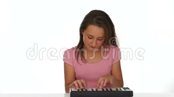小女孩用小键盘演奏音乐视频的预览图