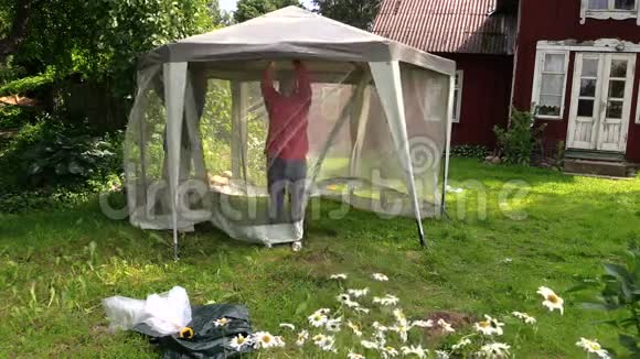 在花园住宅院子里人们会用保护性帐篷淋浴网视频的预览图