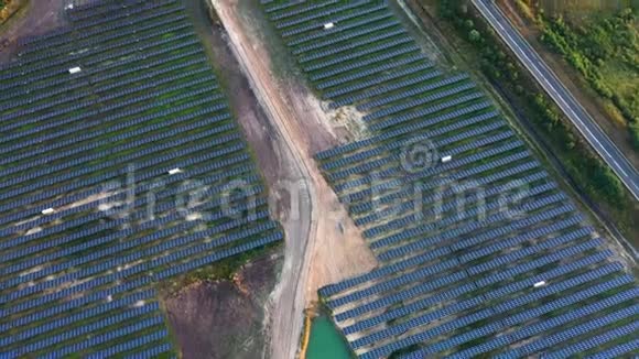 太阳能电池板场的空中景观视频的预览图