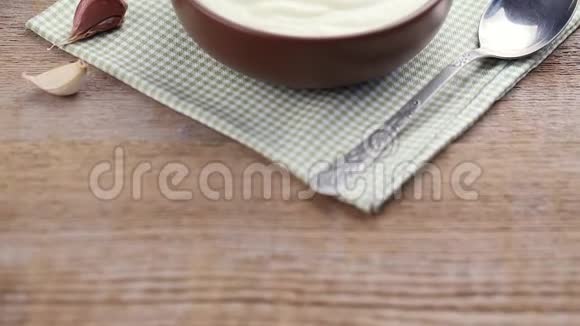 陶瓷盘子里的白色奶油汤视频的预览图