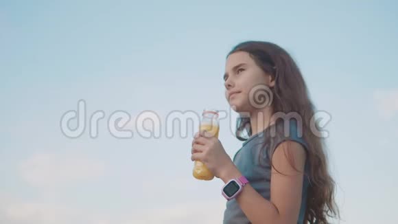 小女孩喝塑料瓶慢动作视频青少年女孩喝果汁和水运动聪明视频的预览图