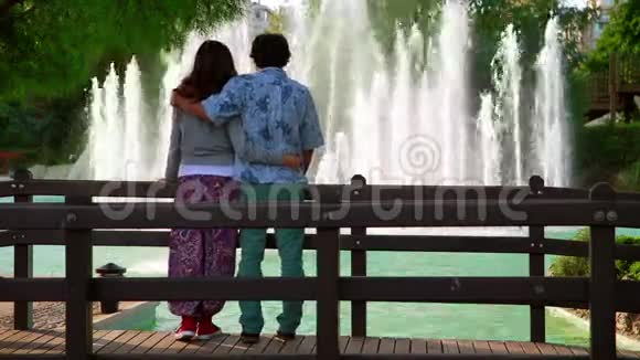 年轻夫妇在看喷泉视频的预览图