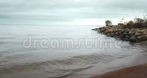 从沙滩上的无人机和芬兰湾海岸的视野在圣彼得堡的地平线上视频的预览图