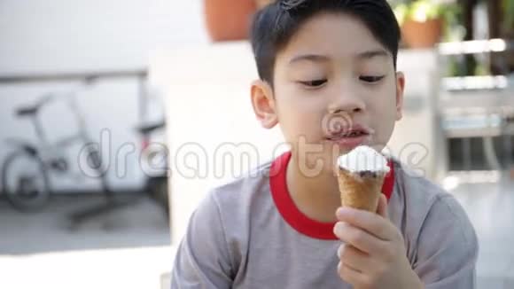亚洲小孩享受美味的冰淇淋视频的预览图
