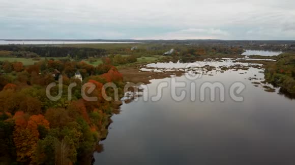 飞往拉脱维亚第二大岛屿杜勒斯萨拉上空这是多加瓦河的一个半岛靠近里加的边界视频的预览图