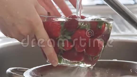 洗草莓的女人视频的预览图
