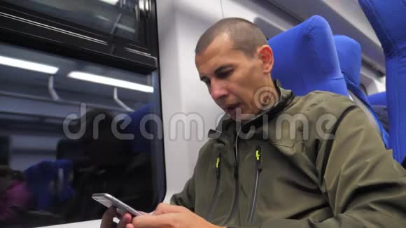 旅客不明中年男子智能手机在地铁写短信给社交媒体信使慢动作视频男人视频的预览图