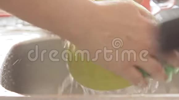 女人洗手视频的预览图