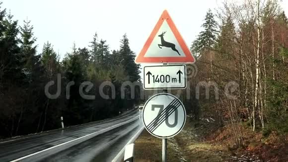 道路警示标志鹿过马路视频的预览图