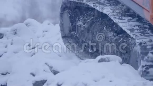 冬季雪天挖掘机于地面移动视频的预览图