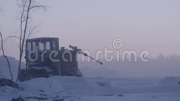 冬天傍晚的小木村视频的预览图