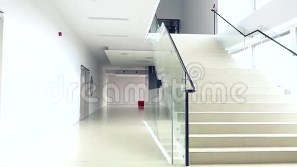 看看明亮的现代建筑内部楼梯视频的预览图