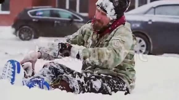 坐在雪地上的人脱下手套视频的预览图