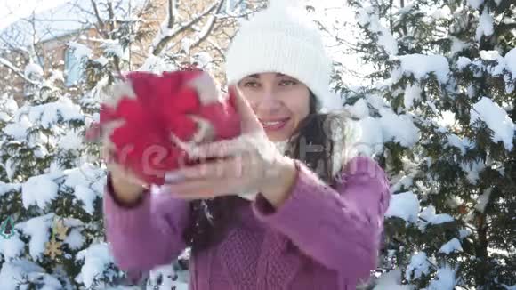 美丽的女人拿着一个心形的礼盒视频的预览图