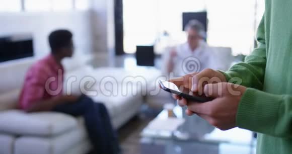 亚洲男性高管使用手机现代办公4k视频的预览图