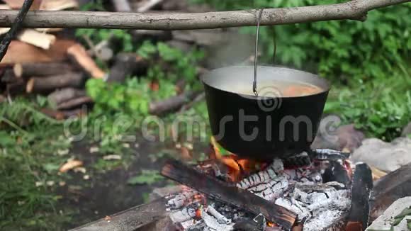 烧汤的篝火锅视频的预览图