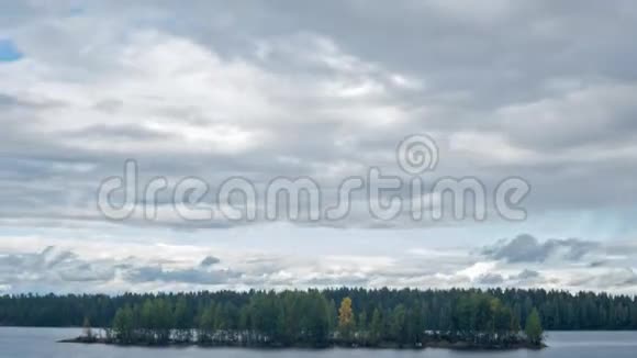野湖和多云的天空倾斜视频的预览图