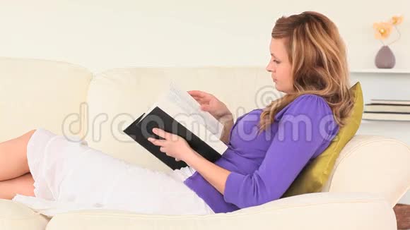 金发女人在看书视频的预览图