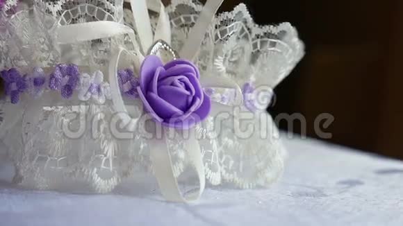 新娘白色花边装饰与紫罗兰蝴蝶视频视频的预览图