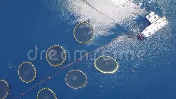 杜吉奥托克岛附近的鱼场鸟瞰图视频的预览图