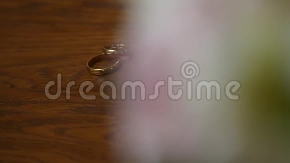 桌上的结婚戒指视频的预览图