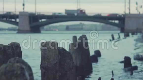 背景为石堤城桥附近的木制圆木视频的预览图