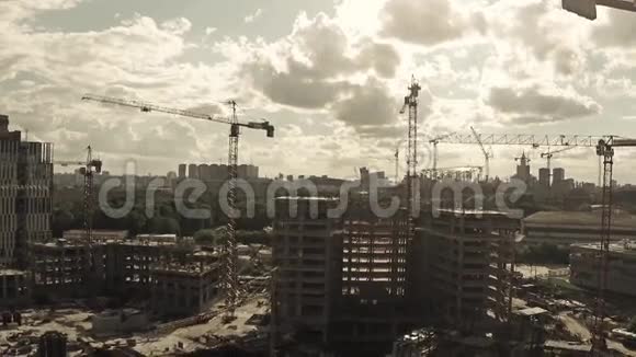 大型住宅及办公室建筑工地起重机的鸟瞰图视频的预览图