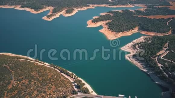 大坝和水力发电厂的鸟瞰图视频的预览图