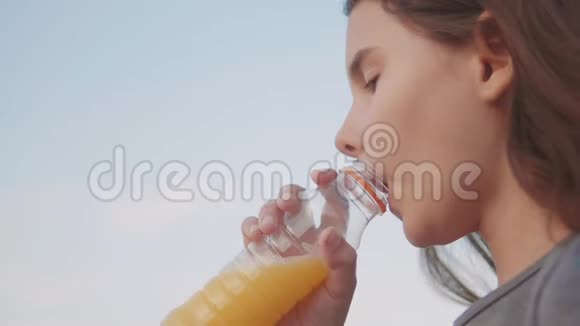 小女孩喝塑料瓶慢动作视频青少年喝果汁和水运动聪明视频的预览图