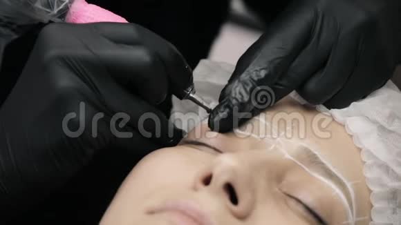 永久化妆眉毛的永久纹身美容师在眉毛纹上做永久性化妆视频的预览图