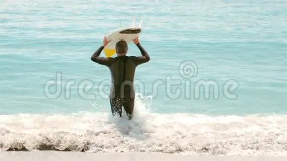 冲浪板在水里奔跑的老人视频的预览图