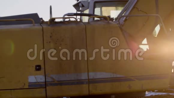 黄色挖掘机在冬季日落视频的预览图