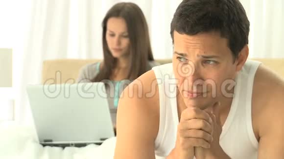 当他的女朋友在笔记本电脑上工作时一个讨厌的男人头痛视频的预览图