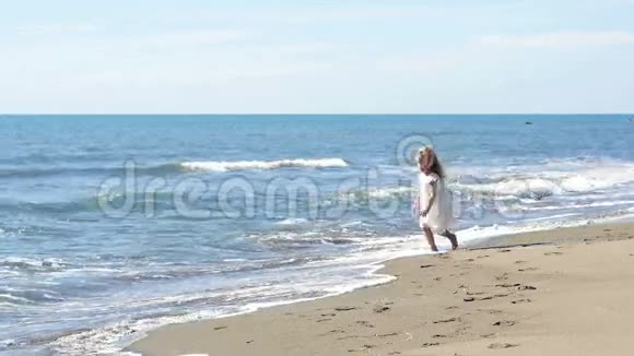 小女孩在海滩上奔跑视频的预览图