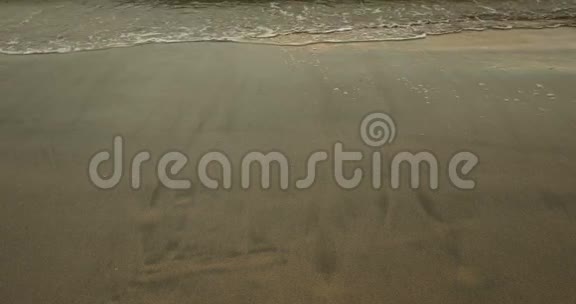 潮水在沙子上翻滚视频的预览图