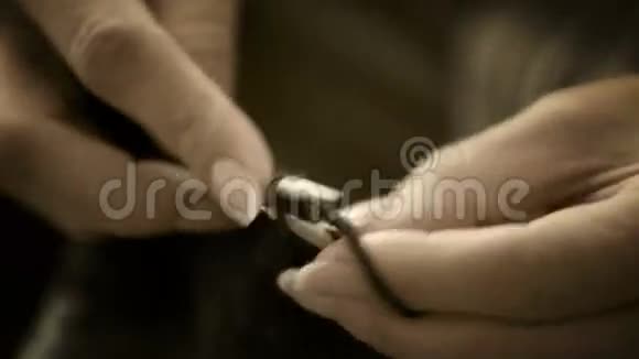 女人用法语编织手指视频的预览图