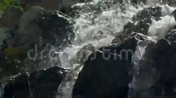 水在缓慢的运动中飞溅高山瀑布的特写视频的预览图