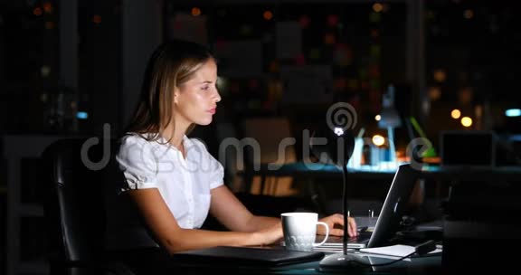 女商人晚上喝咖啡视频的预览图