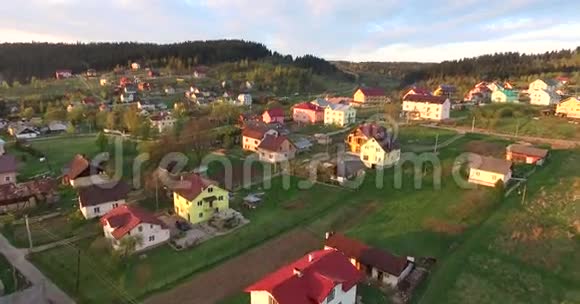 森林附近的小村庄空中景观视频的预览图