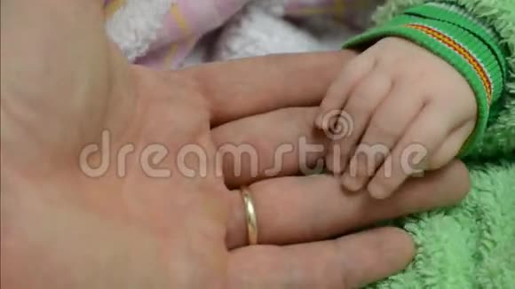 触摸新生婴儿的手视频的预览图
