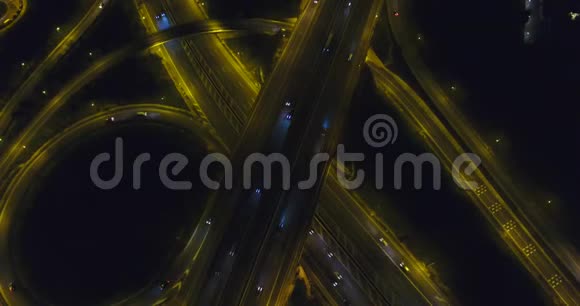 城市高速公路的空中夜景视频的预览图