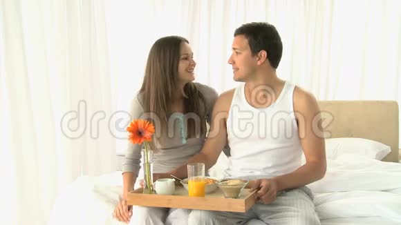 他和妻子一起吃早餐时喝橙汁视频的预览图