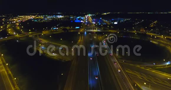 城市高速公路的空中夜景视频的预览图