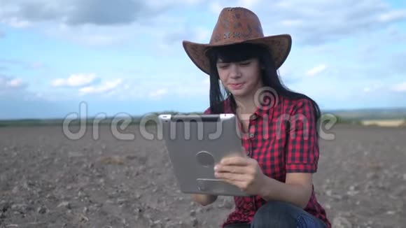 智慧生态是一种收获农业的耕作理念有数字平板电脑的女农民研究生活方式生活方式视频的预览图
