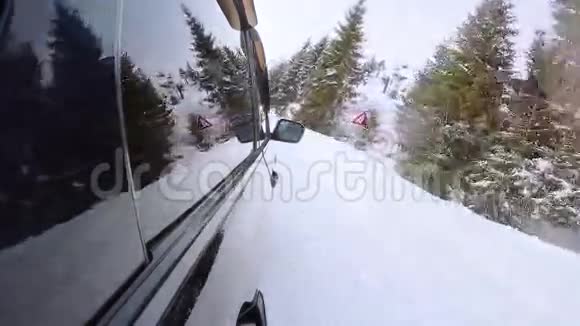 4UHD视频冬季山路越野车视频的预览图