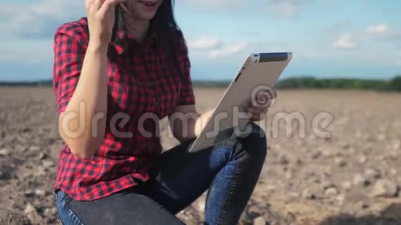 智慧生态是一种收获农业的耕作理念女农民用数字平板电脑研究田野里的泥土视频的预览图