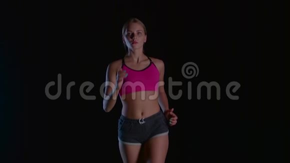 女子运动在黑屏上奔跑慢动作视频的预览图