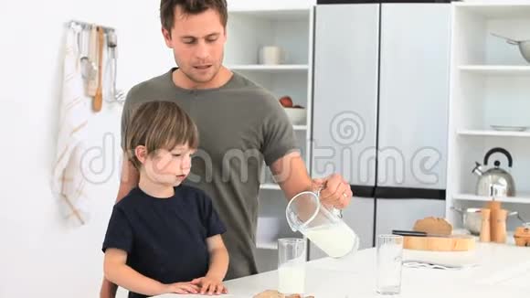 一位父亲给儿子端了一杯牛奶视频的预览图