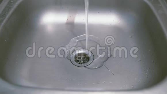 金属水槽过滤器内的水流射流视频的预览图
